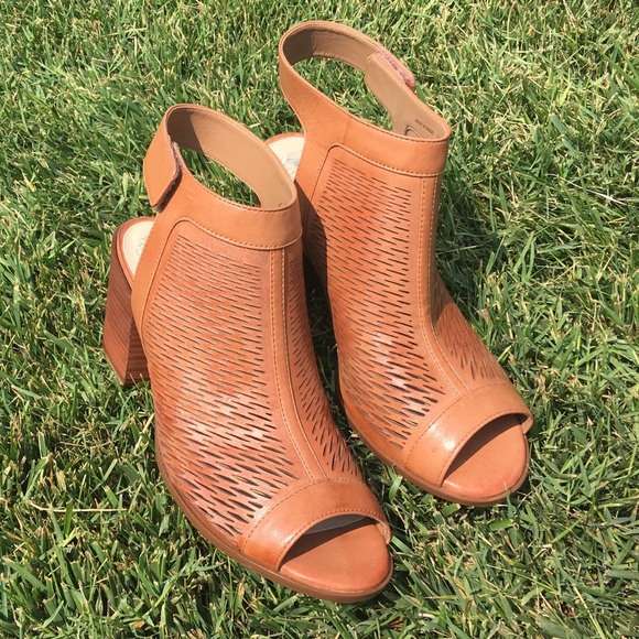 Vince Camuto Shoes - Vince Camuto | Lavette Leather Sandals Size 8M